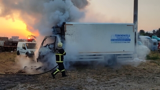 Tırın dorsesine çarpan kamyon alev aldı: 1 yaralı