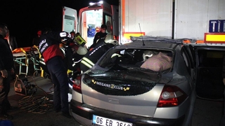 Tırın dorsesinin altına girdi