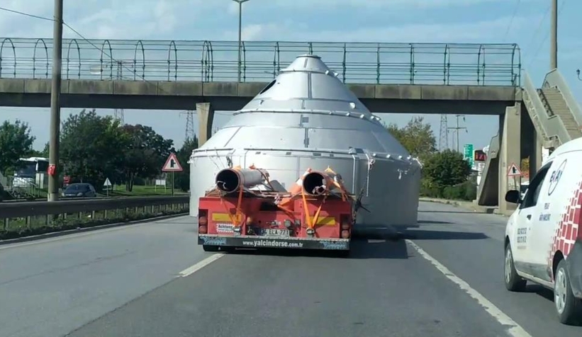 Tırın taşıdığı dev yük D-100'ü kapladı