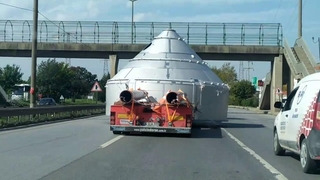 Tırın taşıdığı dev yük D-100'ü kapladı