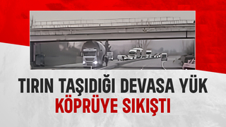 Tırın taşıdığı yük köprüye sıkıştı