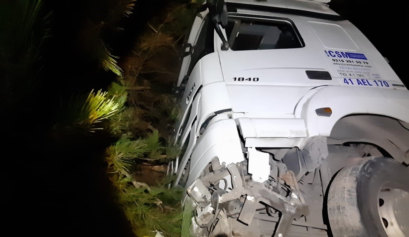 Tırın uçurumdan yuvarlanmasını dorsesi engelledi