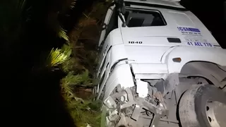 Tırın uçurumdan yuvarlanmasını dorsesi engelledi