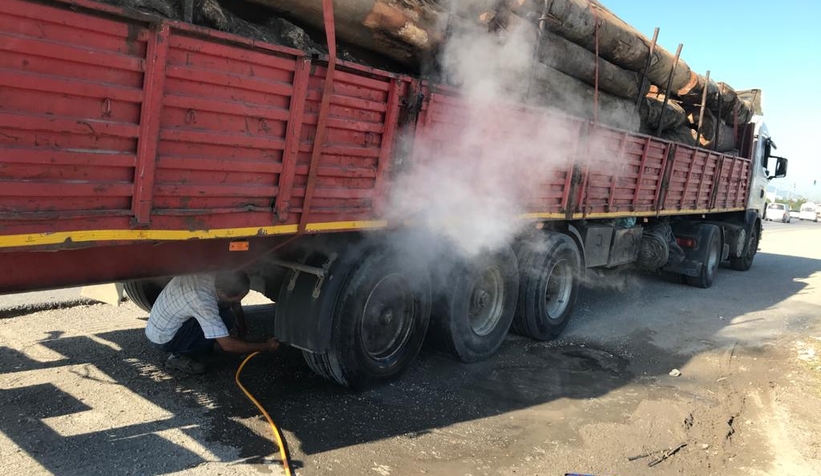 Tırın yanan balataları hortumla su sıkılarak söndürüldü