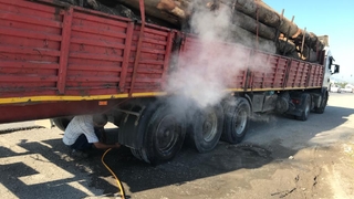 Tırın yanan balataları hortumla su sıkılarak söndürüldü