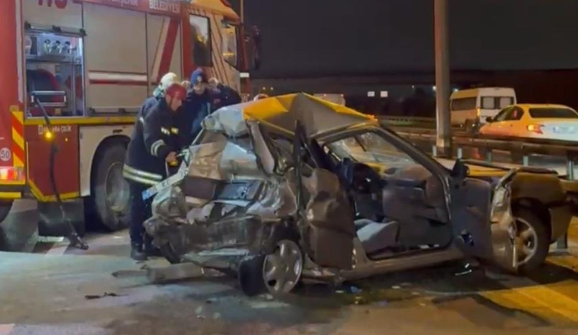 Tırla çarpışan otomobil kağıt gibi ezildi: 2 ağır yaralı