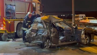 Tırla çarpışan otomobil kağıt gibi ezildi: 2 ağır yaralı