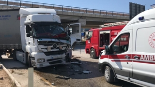 Tırlar çarpıştı: 2 yaralı