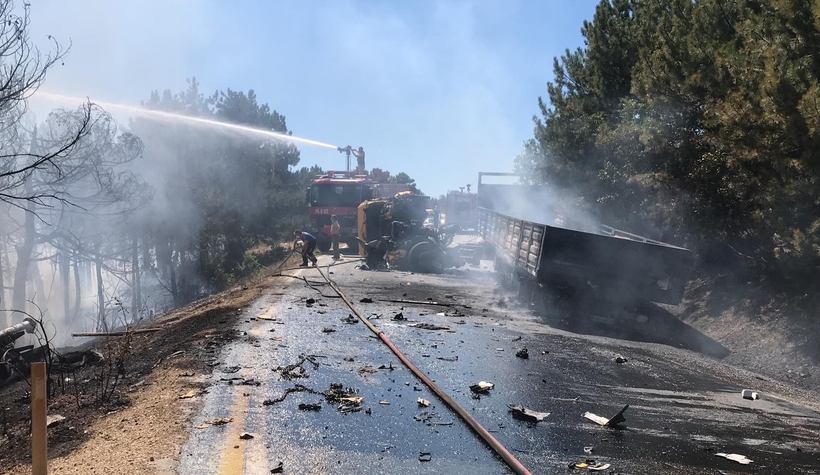 Tırlar kafa kafa çarpıştı, orman yangını çıktı