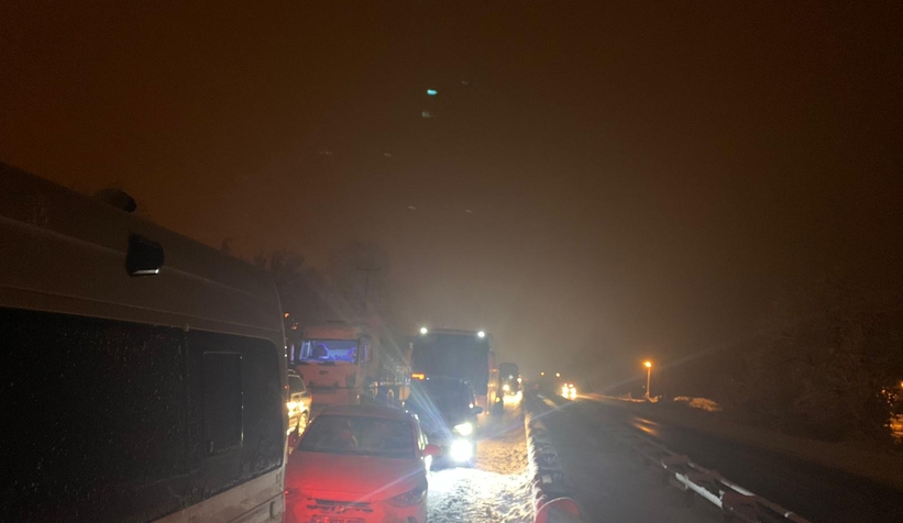 Tırlar makasladı, D-100 kapandı