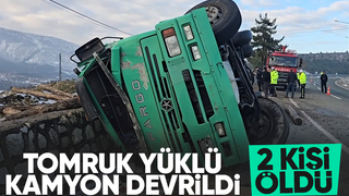 Tomruk yüklü kamyon devrildi: 2 ölü