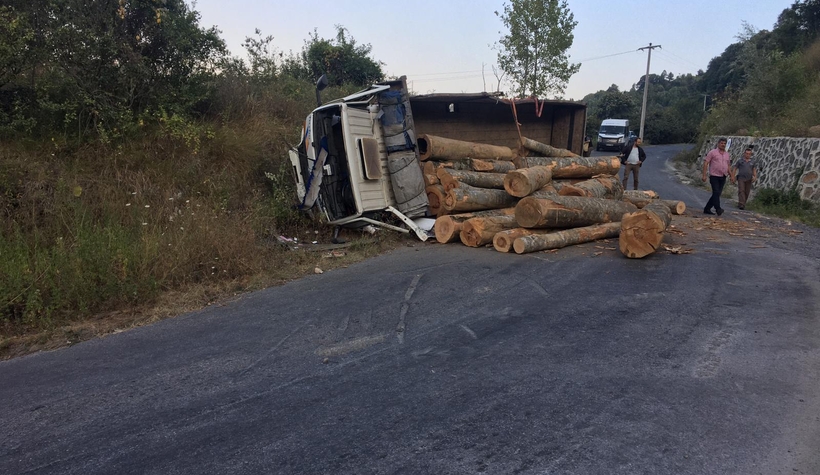 Freni patlayan kamyondan atlayıp canını kurtardı