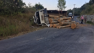 Freni patlayan kamyondan atlayıp canını kurtardı