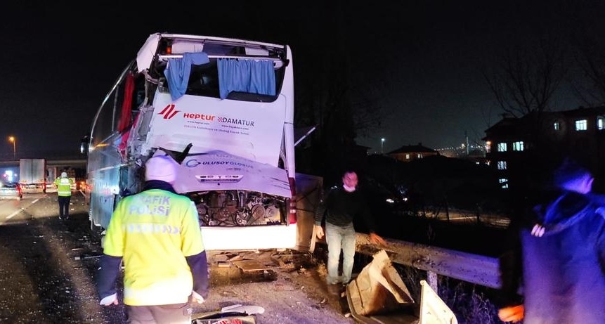 Tomruk yüklü tır otobüsü biçti