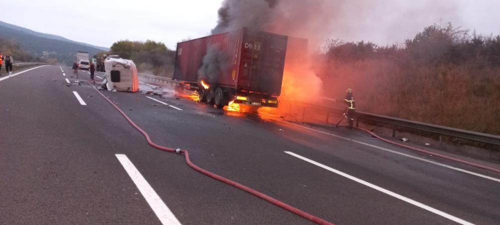 Tomruk yüklü tıra çarptı: Alev alev yandı