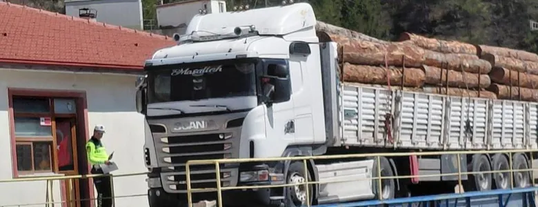 Tonajı aşan tır sürücüsü denetimde yakalandı