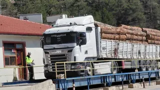 Tonajı aşan tır sürücüsü denetimde yakalandı