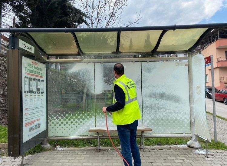 Toplu taşıma araçları ve duraklar dezenfekte ediliyor