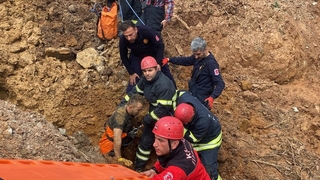 Toprağın altında kalan işçi için zamanla yarış
