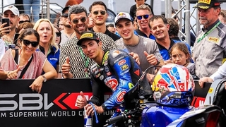 Toprak Razgatlıoğlu, İngiltere’de podyuma çıktı