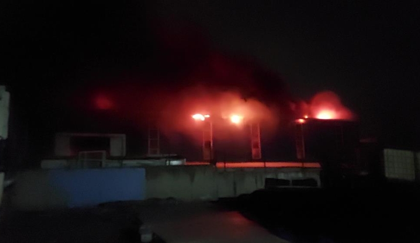 Toz boya fabrikası alev alev yandı