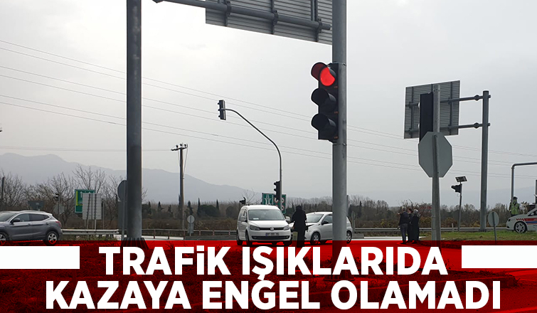 Trafik ışıklarıda kazaya engel olamadı