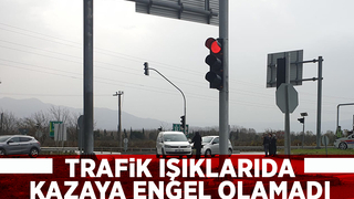 Trafik ışıklarıda kazaya engel olamadı