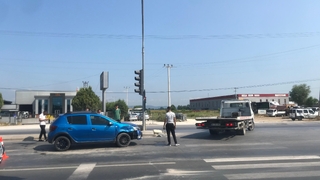 Trafik ışıklarında duramadı 2 araca çarptı