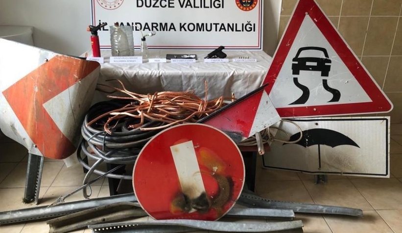 Trafik levhalarını çaldılar