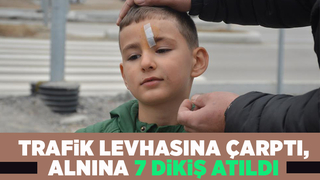 Trafik levhasına çarptı, alnına 7 dikiş atıldı