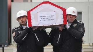 Trafik polisine son veda: Babasını beresiyle uğurladı