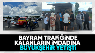 Trafikte kalanlara su ve yiyecek ikramı