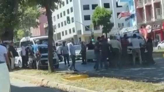 Trafikte meydan savaşı; Acımasızca vurdular