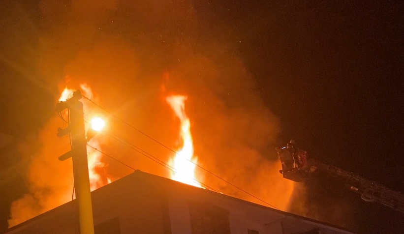 Trafo patladı, çatı alev alev yandı