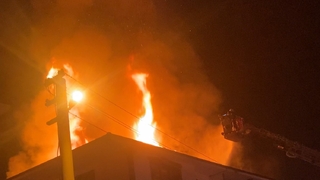 Trafo patladı, çatı alev alev yandı