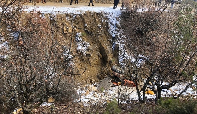 Traktör dere yatağına devrildi: 1 ölü, 1 yaralı