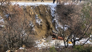 Traktör dere yatağına devrildi: 1 ölü, 1 yaralı