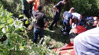 Traktör devrildi. 2 kız kardeş yaralandı