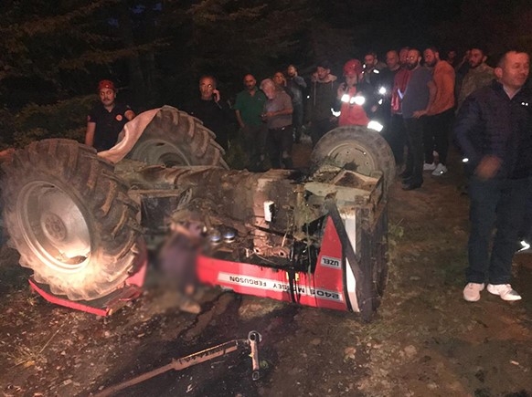 Devrilen traktörün altında can verdi