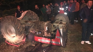 Devrilen traktörün altında can verdi