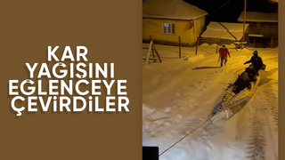 Traktöre bağladıkları çuvalla kayak yaptılar