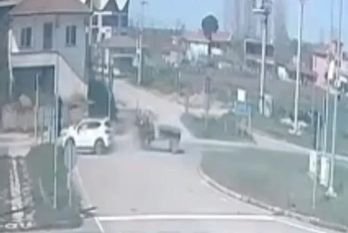Traktörün ikiye ayrıldığı kaza kamerada
