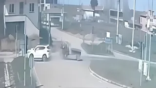 Traktörün ikiye ayrıldığı kaza kamerada