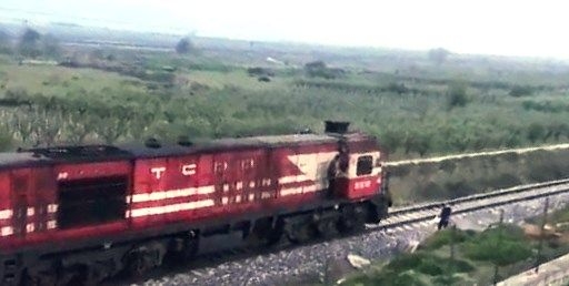 Treni durdurup iftarlığını aldı!