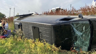 Turistleri taşıyan minibüs devrildi: 7 yaralı