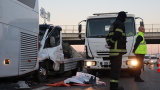 Turistleri taşıyan tur otobüsünün şoförü feci kazada can verdi