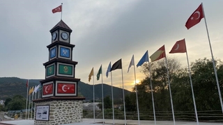 Türk Hakimiyeti Anıtı'nda 1075 yılından bu yana kesintisiz ayakta duran 3 devletin bayrakları yer alıyor