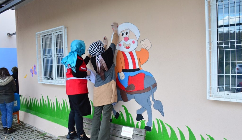 Türk Kızılay gönüllüleri okul duvarlarını boyadı