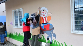 Türk Kızılay gönüllüleri okul duvarlarını boyadı