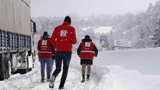 Türk Kızılayı'ndan yolda kalan araçlara yiyecek ikramı